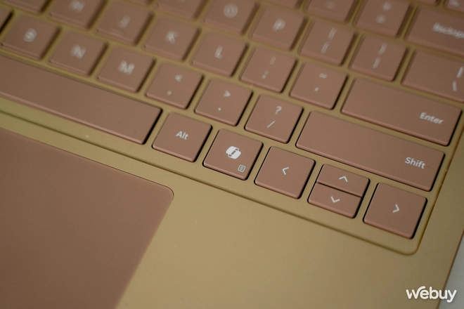 Trên tay Surface Laptop 7 dùng Snapdragon X Elite hàng hiếm tại Việt Nam: Chiếc Macbook của thế giới Windows là đây?- Ảnh 13. Trên tay Surface Laptop 7 dùng Snapdragon X Elite hàng hiếm tại Việt Nam: Chiếc Macbook của thế giới Windows là đây?- Ảnh 13.