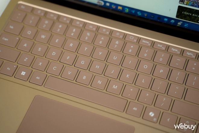 Trên tay Surface Laptop 7 dùng Snapdragon X Elite hàng hiếm tại Việt Nam: Chiếc Macbook của thế giới Windows là đây?- Ảnh 8. Trên tay Surface Laptop 7 dùng Snapdragon X Elite hàng hiếm tại Việt Nam: Chiếc Macbook của thế giới Windows là đây?- Ảnh 8.