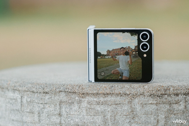 Mang Galaxy Z Flip6 vi vu Huế: Vui, tiện, có 3 tính năng AI vô cùng “được việc”- Ảnh 7. Mang Galaxy Z Flip6 vi vu Huế: Vui, tiện, có 3 tính năng AI vô cùng “được việc”- Ảnh 7.