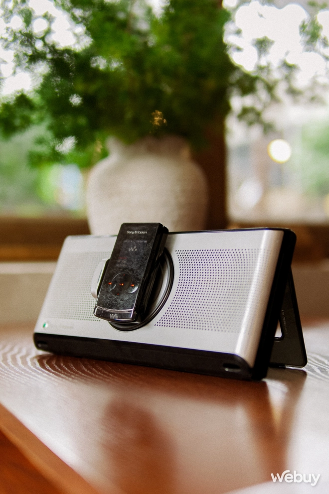 16 năm trước fan Sony Ericsson "mơ" về combo nghe nhạc này, giá bán còn đắt hơn iPhone cùng thời- Ảnh 20. 16 năm trước fan Sony Ericsson "mơ" về combo nghe nhạc này, giá bán còn đắt hơn iPhone cùng thời- Ảnh 20.