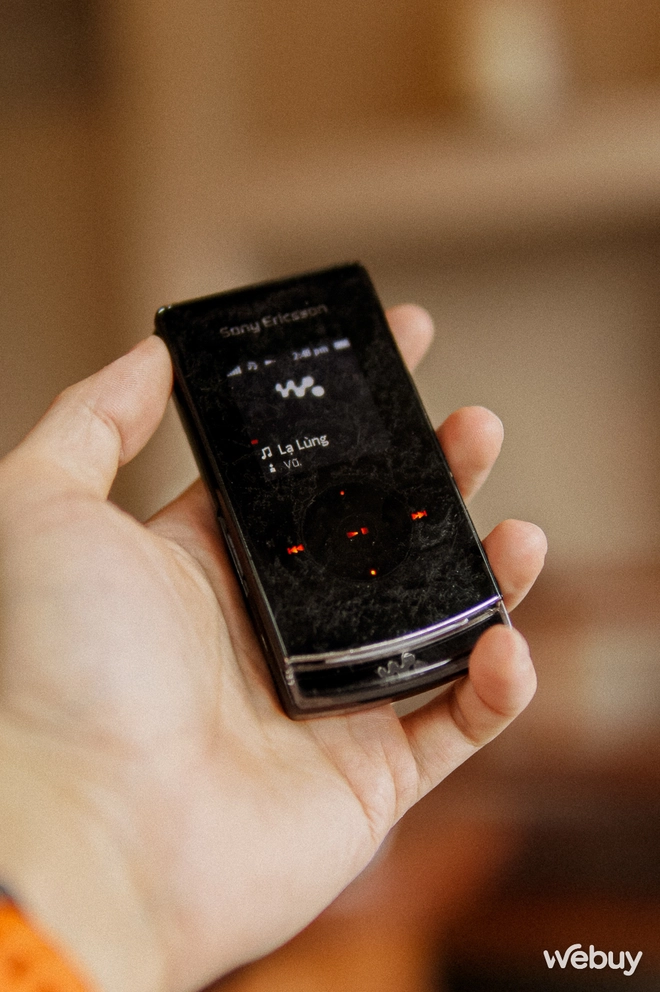 16 năm trước fan Sony Ericsson "mơ" về combo nghe nhạc này, giá bán còn đắt hơn iPhone cùng thời- Ảnh 2. 16 năm trước fan Sony Ericsson "mơ" về combo nghe nhạc này, giá bán còn đắt hơn iPhone cùng thời- Ảnh 2.