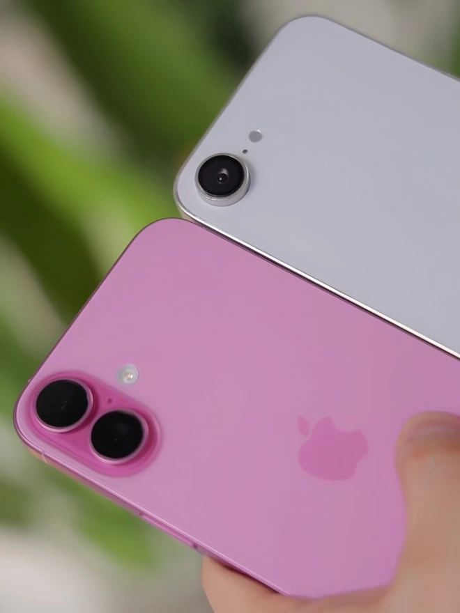 iPhone SE 4 đặt cạnh iPhone 16 trông sẽ như thế này: Kích thước tương đồng, thiết kế vuông góc cạnh- Ảnh 1. iPhone SE 4 đặt cạnh iPhone 16 trông sẽ như thế này: Kích thước tương đồng, thiết kế vuông góc cạnh- Ảnh 1.