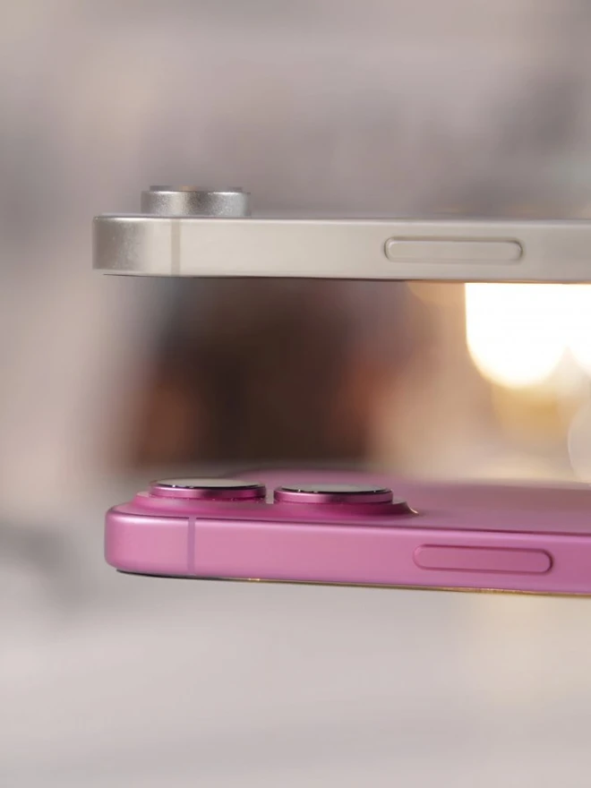 iPhone SE 4 đặt cạnh iPhone 16 trông sẽ như thế này: Kích thước tương đồng, thiết kế vuông góc cạnh- Ảnh 2. iPhone SE 4 đặt cạnh iPhone 16 trông sẽ như thế này: Kích thước tương đồng, thiết kế vuông góc cạnh- Ảnh 2.