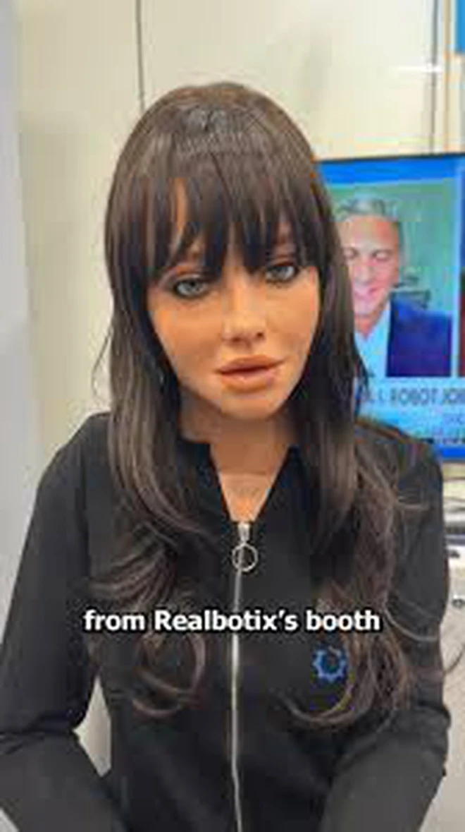 Robot giống người ở CES 2025 t&iacute;ch hợp ChatGPT, nh&eacute;t vừa trong vali, gi&aacute; 3.8 tỷ: D&acirc;n mạng ch&ecirc; "kh&ocirc;ng biết l&agrave;m việc nh&agrave; &agrave;?"- Ảnh 3.