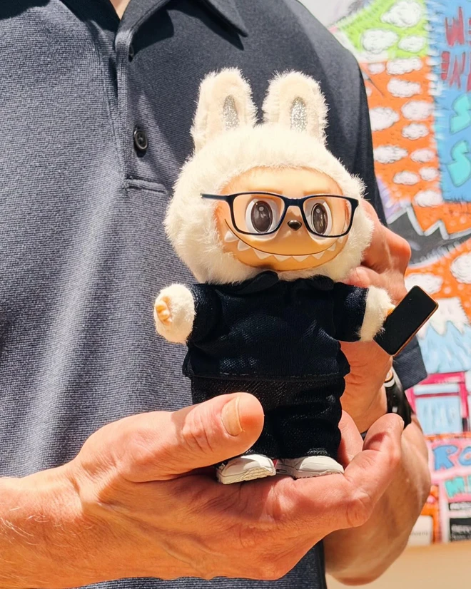 CEO Tim Cook: "Tôi yêu Labubu", cổ phiếu Pop Mart ngay lập tức tăng 6%- Ảnh 2. CEO Tim Cook: "Tôi yêu Labubu", cổ phiếu Pop Mart ngay lập tức tăng 6%- Ảnh 2.