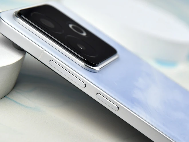 Lộ diện smartphone chip Snapdragon 8 Elite rẻ nhất: Thiết kế lấy cảm hứng từ sao Hải Vương, màn hình cong 4 cạnh, pin 6.500mAh, giá dưới 12 triệu đồng?- Ảnh 6. Lộ diện smartphone chip Snapdragon 8 Elite rẻ nhất: Thiết kế lấy cảm hứng từ sao Hải Vương, màn hình cong 4 cạnh, pin 6.500mAh, giá dưới 12 triệu đồng?- Ảnh 6.