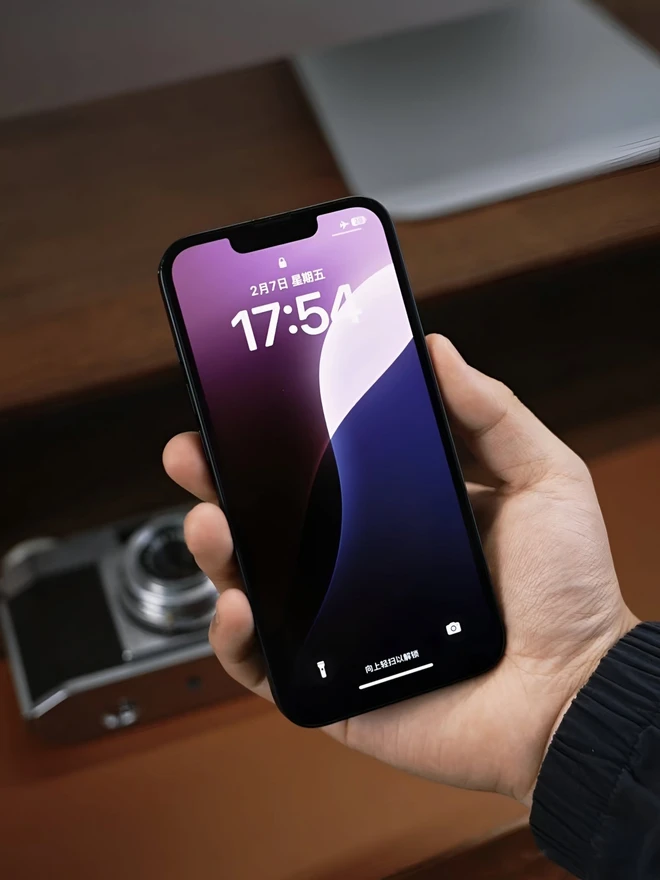 Đích thân CEO Tim Cook đăng bài "nhá hàng" sản phẩm mới sắp ra mắt vào ngày 19/2: Người đồn iPhone SE 4, kẻ đoán iPhone 16E- Ảnh 4. Đích thân CEO Tim Cook đăng bài "nhá hàng" sản phẩm mới sắp ra mắt vào ngày 19/2: Người đồn iPhone SE 4, kẻ đoán iPhone 16E- Ảnh 4.