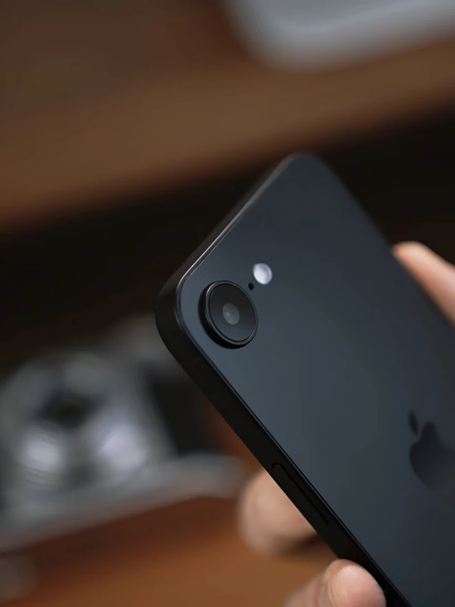 Đích thân CEO Tim Cook đăng bài "nhá hàng" sản phẩm mới sắp ra mắt vào ngày 19/2: Người đồn iPhone SE 4, kẻ đoán iPhone 16E- Ảnh 5. Đích thân CEO Tim Cook đăng bài "nhá hàng" sản phẩm mới sắp ra mắt vào ngày 19/2: Người đồn iPhone SE 4, kẻ đoán iPhone 16E- Ảnh 5.