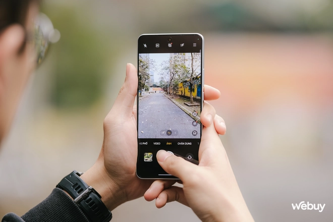 Lại thêm một điện thoại "phá đảo" phân khúc tầm trung: Thiết kế đẹp, màn hình siêu sáng, chip Dimensity 8400-MAX kèm pin 7.000mAh, giá dưới 7 triệu- Ảnh 5. Lại thêm một điện thoại "phá đảo" phân khúc tầm trung: Thiết kế đẹp, màn hình siêu sáng, chip Dimensity 8400-MAX kèm pin 7.000mAh, giá dưới 7 triệu- Ảnh 5.