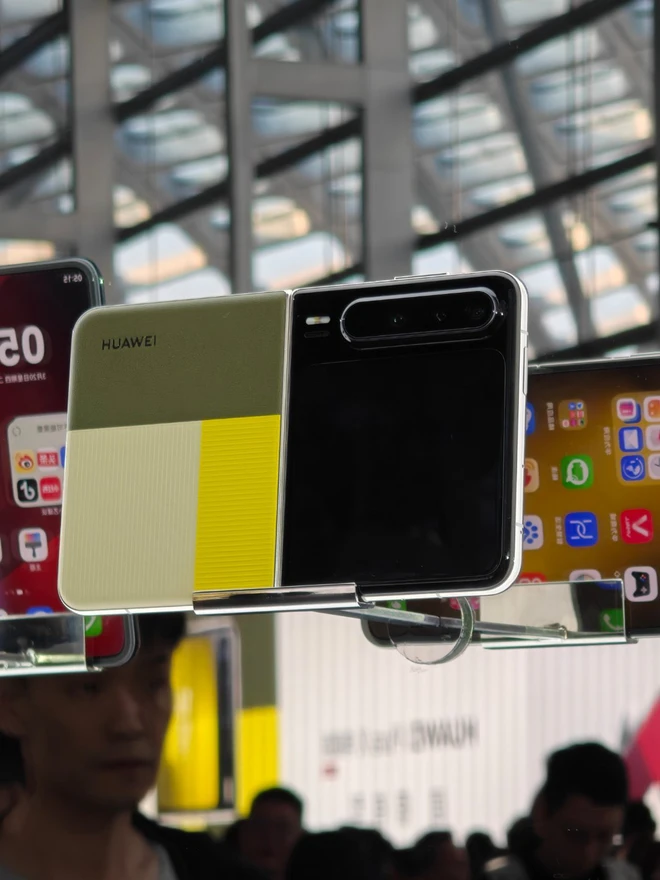 Cận cảnh điện thoại gập không ai dám làm của Huawei: Thiết kế quá độc và dị, hóa ra để phục vụ mục đích này!- Ảnh 4. Cận cảnh điện thoại gập không ai dám làm của Huawei: Thiết kế quá độc và dị, hóa ra để phục vụ mục đích này!- Ảnh 4.