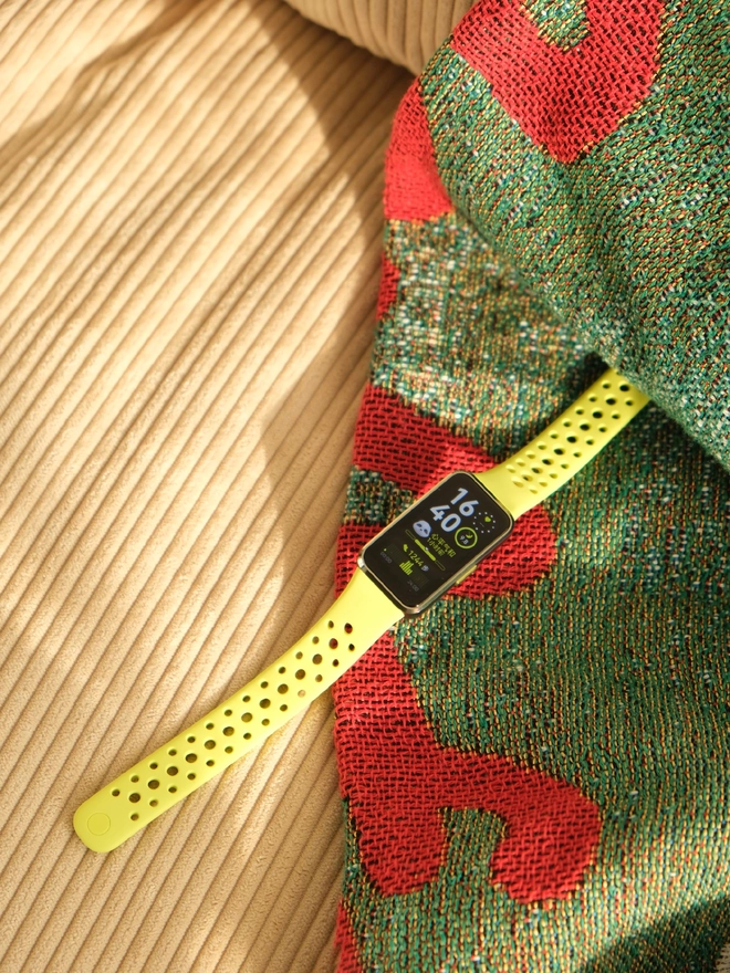 Ảnh thực tế Huawei Band 10: Thiết kế viền nhôm, pin nửa tháng, liệu có thành "smartband quốc dân" tiếp theo của người Việt?- Ảnh 15. Ảnh thực tế Huawei Band 10: Thiết kế viền nhôm, pin nửa tháng, liệu có thành "smartband quốc dân" tiếp theo của người Việt?- Ảnh 15.