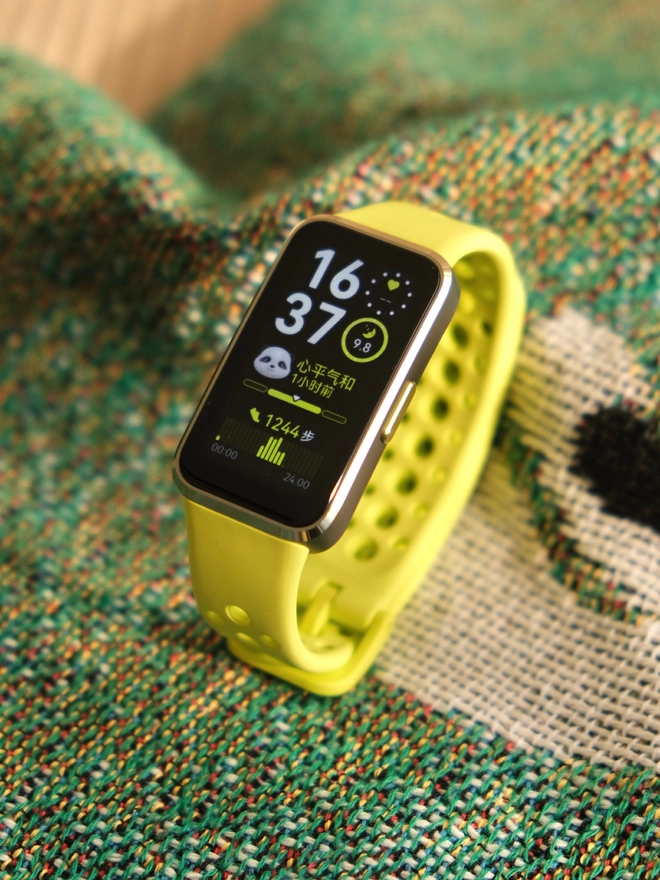 Ảnh thực tế Huawei Band 10: Thiết kế viền nhôm, pin nửa tháng, liệu có thành "smartband quốc dân" tiếp theo của người Việt?- Ảnh 2. Ảnh thực tế Huawei Band 10: Thiết kế viền nhôm, pin nửa tháng, liệu có thành "smartband quốc dân" tiếp theo của người Việt?- Ảnh 2.