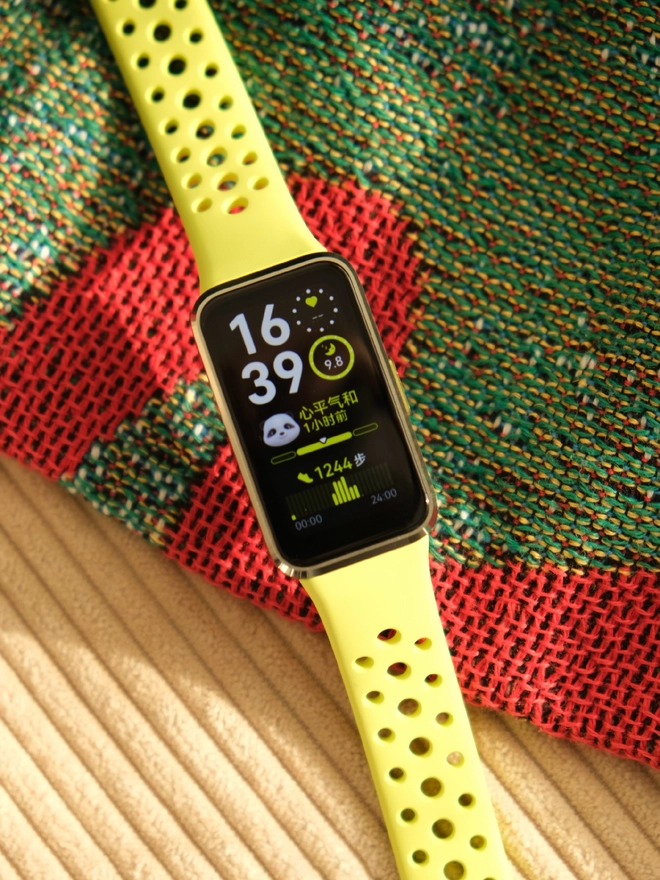 Ảnh thực tế Huawei Band 10: Thiết kế viền nhôm, pin nửa tháng, liệu có thành "smartband quốc dân" tiếp theo của người Việt?- Ảnh 3. Ảnh thực tế Huawei Band 10: Thiết kế viền nhôm, pin nửa tháng, liệu có thành "smartband quốc dân" tiếp theo của người Việt?- Ảnh 3.