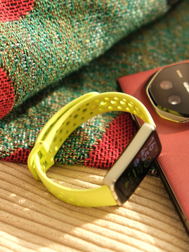 Ảnh thực tế Huawei Band 10: Thiết kế viền nhôm, pin nửa tháng, liệu có thành "smartband quốc dân" tiếp theo của người Việt?- Ảnh 4. Ảnh thực tế Huawei Band 10: Thiết kế viền nhôm, pin nửa tháng, liệu có thành "smartband quốc dân" tiếp theo của người Việt?- Ảnh 4.