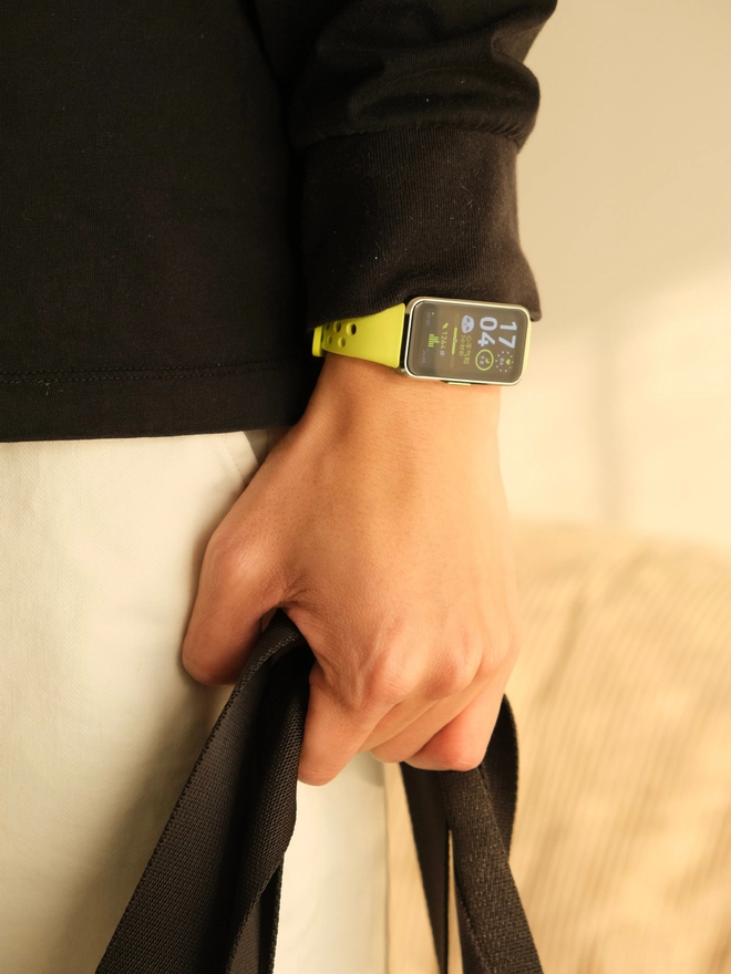 Ảnh thực tế Huawei Band 10: Thiết kế viền nhôm, pin nửa tháng, liệu có thành "smartband quốc dân" tiếp theo của người Việt?- Ảnh 10. Ảnh thực tế Huawei Band 10: Thiết kế viền nhôm, pin nửa tháng, liệu có thành "smartband quốc dân" tiếp theo của người Việt?- Ảnh 10.