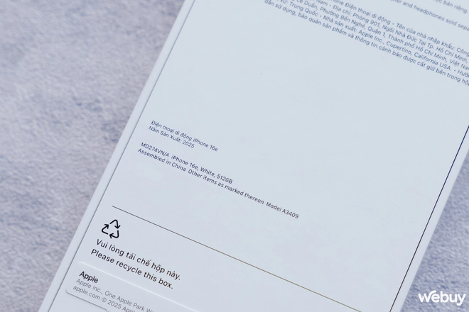 Mở hộp iPhone 16e chính hãng VN/A và những điều bất ngờ: Có lẽ chỉ Apple mới dám làm điều này!- Ảnh 2. Mở hộp iPhone 16e chính hãng VN/A và những điều bất ngờ: Có lẽ chỉ Apple mới dám làm điều này!- Ảnh 2.