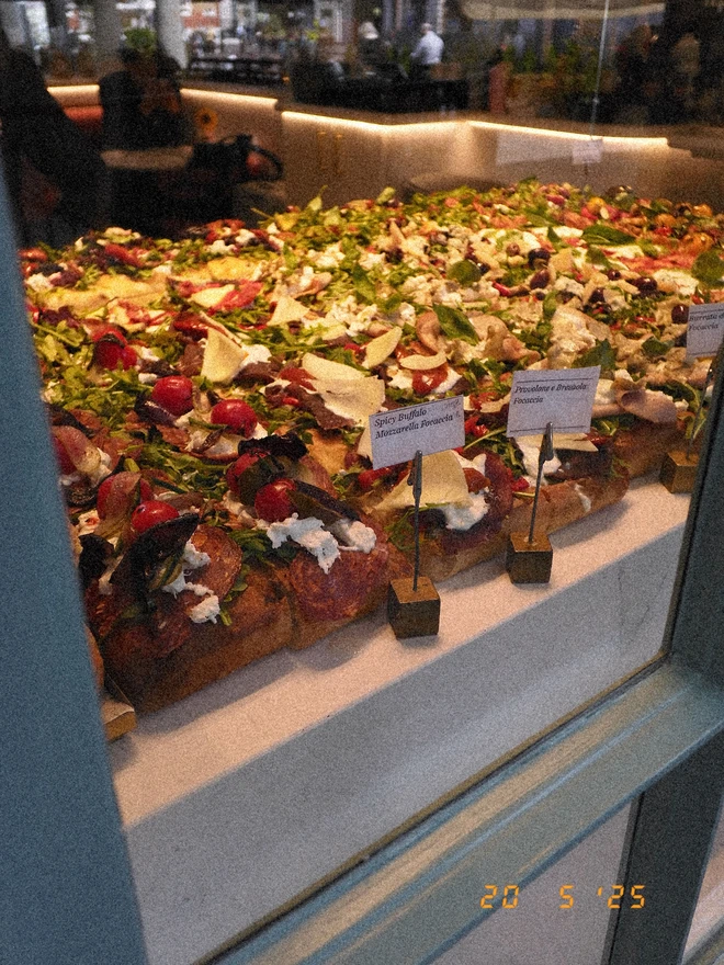 Fujifilm X half: Khi chụp ảnh trở thành một... "vai diễn", hóa ra Fujifilm không bán thiết bị mà là bán cảm xúc- Ảnh 7. Fujifilm X half: Khi chụp ảnh trở thành một... "vai diễn", hóa ra Fujifilm không bán thiết bị mà là bán cảm xúc- Ảnh 7.