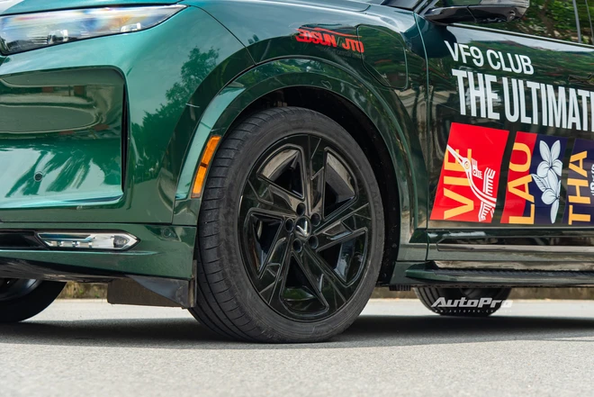 Lái VinFast VF 9 ‘gánh team’ leo núi Tây Bắc sạt lở, chủ xe chia sẻ: ‘Cố phá mãi xe chưa hỏng, dùng xong bỏ xó xe sang ở nhà’- Ảnh 5. Lái VinFast VF 9 ‘gánh team’ leo núi Tây Bắc sạt lở, chủ xe chia sẻ: ‘Cố phá mãi xe chưa hỏng, dùng xong bỏ xó xe sang ở nhà’- Ảnh 5.