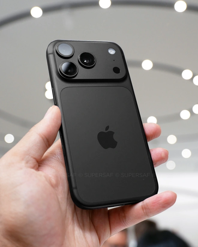 Nếu iPhone 17 Pro có màu đen thì trông sẽ như thế này, iFan chỉ biết thốt lên "Quá đẹp"!- Ảnh 2. Nếu iPhone 17 Pro có màu đen thì trông sẽ như thế này, iFan chỉ biết thốt lên "Quá đẹp"!- Ảnh 2.