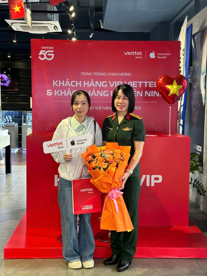 Độc lạ ng&agrave;y mở b&aacute;n iPhone 17: Đ&iacute;ch th&acirc;n ban l&atilde;nh đạo một hệ thống b&aacute;n lẻ trực tiếp trao tận tay iPhone mới cho kh&aacute;ch h&agrave;ng- Ảnh 3.