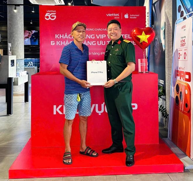 Độc lạ ng&agrave;y mở b&aacute;n iPhone 17: Đ&iacute;ch th&acirc;n ban l&atilde;nh đạo một hệ thống b&aacute;n lẻ trực tiếp trao tận tay iPhone mới cho kh&aacute;ch h&agrave;ng- Ảnh 2.