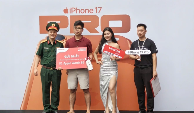Độc lạ ng&agrave;y mở b&aacute;n iPhone 17: Đ&iacute;ch th&acirc;n ban l&atilde;nh đạo một hệ thống b&aacute;n lẻ trực tiếp trao tận tay iPhone mới cho kh&aacute;ch h&agrave;ng- Ảnh 4.
