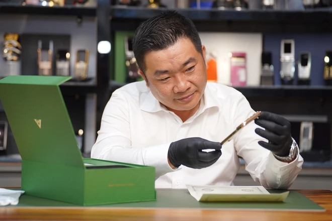 iPhone Air đã có phiên bản giới hạn sau khi mở bán được 1 tuần: Mạ xanh ngọc lục bảo, do nghệ nhân Việt chế tác- Ảnh 10. iPhone Air đã có phiên bản giới hạn sau khi mở bán được 1 tuần: Mạ xanh ngọc lục bảo, do nghệ nhân Việt chế tác- Ảnh 10.