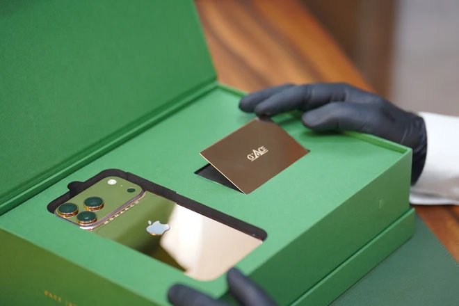 iPhone Air đã có phiên bản giới hạn sau khi mở bán được 1 tuần: Mạ xanh ngọc lục bảo, do nghệ nhân Việt chế tác- Ảnh 12. iPhone Air đã có phiên bản giới hạn sau khi mở bán được 1 tuần: Mạ xanh ngọc lục bảo, do nghệ nhân Việt chế tác- Ảnh 12.