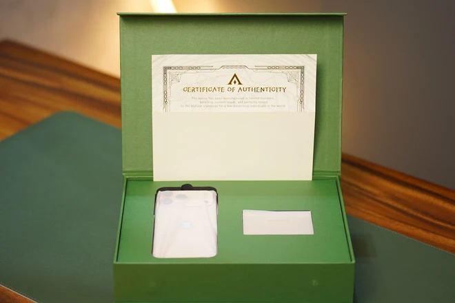 iPhone Air đã có phiên bản giới hạn sau khi mở bán được 1 tuần: Mạ xanh ngọc lục bảo, do nghệ nhân Việt chế tác- Ảnh 11. iPhone Air đã có phiên bản giới hạn sau khi mở bán được 1 tuần: Mạ xanh ngọc lục bảo, do nghệ nhân Việt chế tác- Ảnh 11.