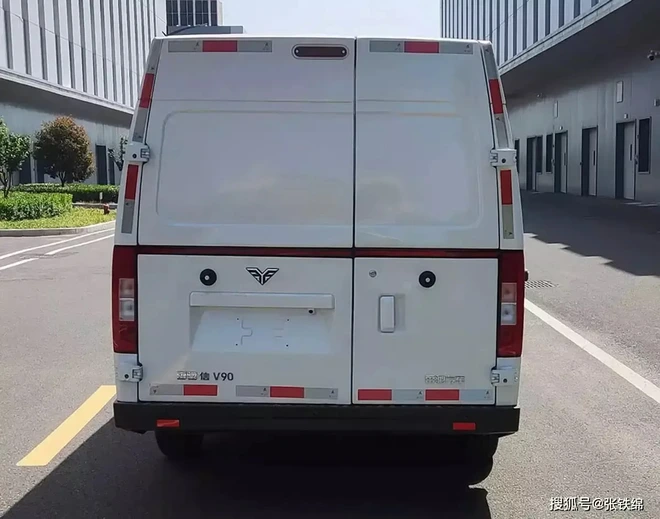 Tesla Cybertruck tung ra phiên bản xe tải van hay chiêu trò quảng cáo độc lạ? - Ảnh 4.