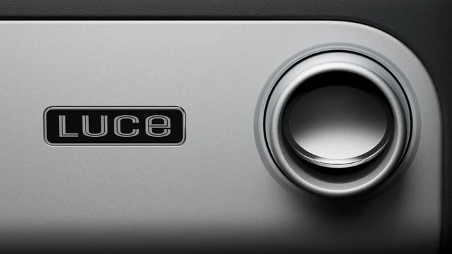 Cú bắt tay lịch sử: "Phù thủy thiết kế của Apple" Jony Ive chính thức thổi hồn vào nội thất siêu xe điện Ferrari Luce - Ảnh 12.