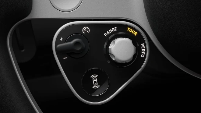 Cú bắt tay lịch sử: "Phù thủy thiết kế của Apple" Jony Ive chính thức thổi hồn vào nội thất siêu xe điện Ferrari Luce - Ảnh 8.