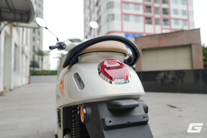 Trải nghiệm Yadea Osta H+: Xe 50cc nhưng nhiều công nghệ xịn, có màn hình chỉ đường, mở khóa từ xa, giá sale dưới 25 triệu - Ảnh 2.