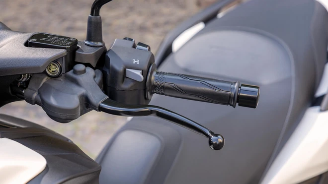 Yamaha tung xe tay ga ba bánh có túi khí đầu tiên thế giới khiến thị trường xe máy toàn cầu chấn động - Ảnh 13.