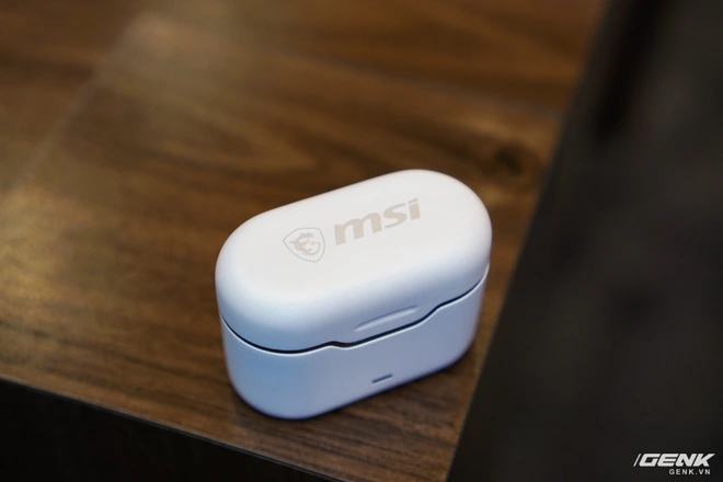 [CES 2020] Cận cảnh m&agrave;n h&igrave;nh di động MSI Optix MAG161: Hiển thị th&ecirc;m th&ocirc;ng tin cho gamer, gọn nhẹ, c&oacute; bao da bảo vệ ki&ecirc;m ch&acirc;n đứng - Ảnh 6.