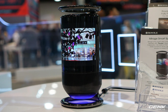 [CES 2020] Loa th&ocirc;ng minh của Royole c&oacute; m&agrave;n h&igrave;nh uốn cong đẹp mắt nhưng gi&aacute; ch&aacute;t - Ảnh 1.