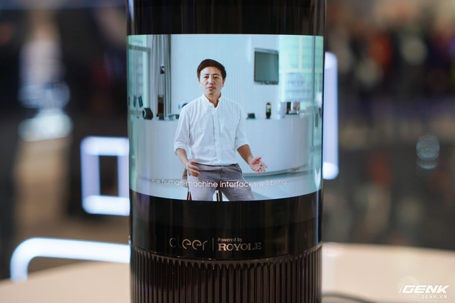 [CES 2020] Loa th&ocirc;ng minh của Royole c&oacute; m&agrave;n h&igrave;nh uốn cong đẹp mắt nhưng gi&aacute; ch&aacute;t - Ảnh 5.