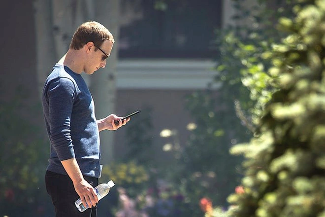 Nh&igrave;n lại thử th&aacute;ch 10 năm của Mark Zuckerberg: từ đeo c&agrave; vạt mỗi ng&agrave;y, chỉ ăn thịt con vật m&igrave;nh giết được tới giải cứu Facebook - Ảnh 7.