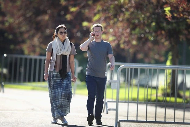 Nh&igrave;n lại thử th&aacute;ch 10 năm của Mark Zuckerberg: từ đeo c&agrave; vạt mỗi ng&agrave;y, chỉ ăn thịt con vật m&igrave;nh giết được tới giải cứu Facebook - Ảnh 9.