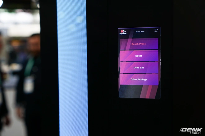 [CES 2020] Đ&acirc;y l&agrave; m&aacute;y đẩy tạ lạ l&ugrave;ng nhất từ trước đến nay: Kh&ocirc;ng cần lắp tạ, tự đo theo form người tập, kết nối Internet vạn vật - Ảnh 2.