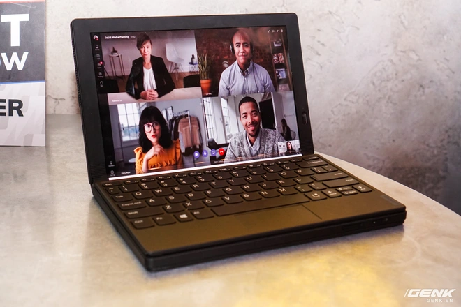 [CES 2020] Cận cảnh tablet m&agrave;n h&igrave;nh gập Lenovo X1 Fold: Thiết kế đa dụng cho cảm ứng lẫn b&agrave;n ph&iacute;m vật l&yacute;, gập lại như cuốn sổ tay rất đẹp - Ảnh 5.
