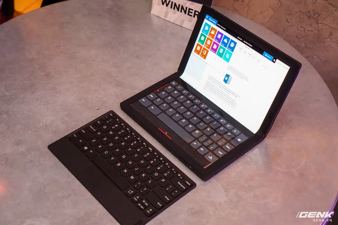 [CES 2020] Cận cảnh tablet m&agrave;n h&igrave;nh gập Lenovo X1 Fold: Thiết kế đa dụng cho cảm ứng lẫn b&agrave;n ph&iacute;m vật l&yacute;, gập lại như cuốn sổ tay rất đẹp - Ảnh 6.