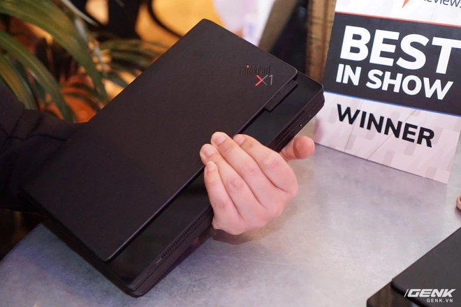 [CES 2020] Cận cảnh tablet m&agrave;n h&igrave;nh gập Lenovo X1 Fold: Thiết kế đa dụng cho cảm ứng lẫn b&agrave;n ph&iacute;m vật l&yacute;, gập lại như cuốn sổ tay rất đẹp - Ảnh 2.