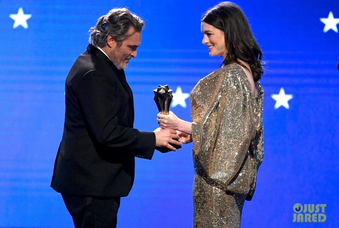 &ldquo;Joker&rdquo; Joaquin Phoenix lại ăn th&ecirc;m giải lớn từ giới ph&ecirc; b&igrave;nh phim, c&aacute;nh cửa Oscar đ&atilde; mở toang ngay trước mắt - Ảnh 1.