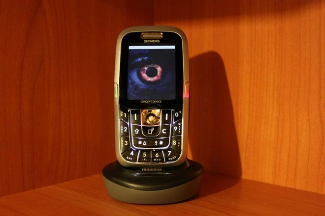 Nh&igrave;n lại Siemens SX1: Bỏ xa OnePlus 16 năm trong cuộc đua McLaren - Ảnh 10.