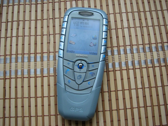 Nh&igrave;n lại Siemens SX1: Bỏ xa OnePlus 16 năm trong cuộc đua McLaren - Ảnh 8.