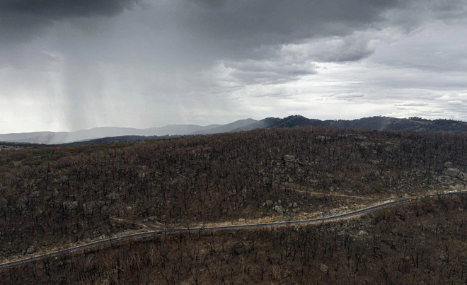 Mưa lớn l&agrave;m dịu đ&aacute;m ch&aacute;y tr&ecirc;n đất &Uacute;c, nhưng mưa to qu&aacute; lại khiến lũ qu&eacute;t v&agrave; sạt lở đất xuất hiện - Ảnh 1.