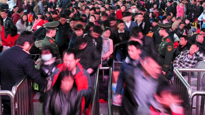 Ba tỷ chuyến đi trong dịp Tết Nguy&ecirc;n Đ&aacute;n: Trung Quốc trước nguy cơ lan truyền virus g&acirc;y bệnh phổi b&iacute; ẩn - Ảnh 2.