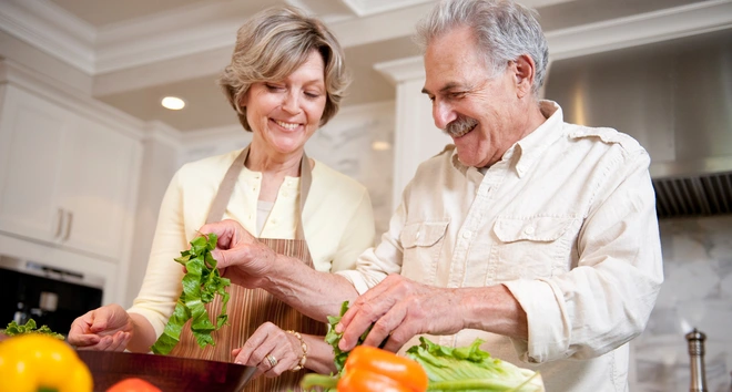 Nghi&ecirc;n cứu: Những người gi&agrave;u đang sống l&acirc;u hơn người ngh&egrave;o tới gần 10 năm - Ảnh 2.