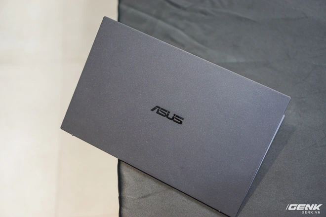 Cận cảnh ASUS ExpertBook B9: laptop 14 inch nhưng chỉ nặng hơn 800gr, đạt ti&ecirc;u chuẩn qu&acirc;n đội MIL-STD 810G - Ảnh 2.